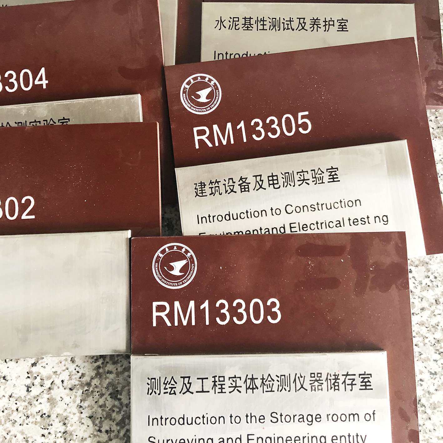 学校指示牌户外方向标识牌立式导向牌不锈钢烤漆发光导视牌制作