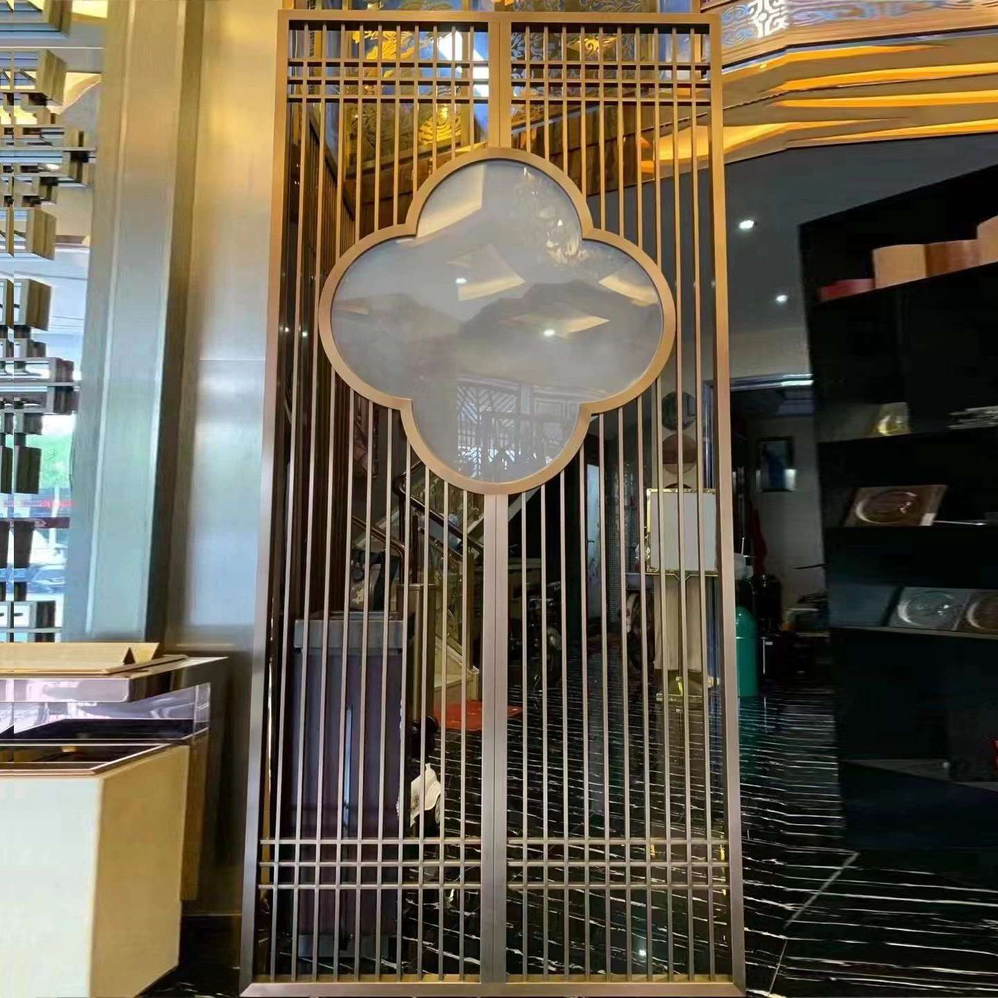 酒店大堂客厅入户玄关镂空格栅装饰梅花造型不锈钢玻璃屏风隔断