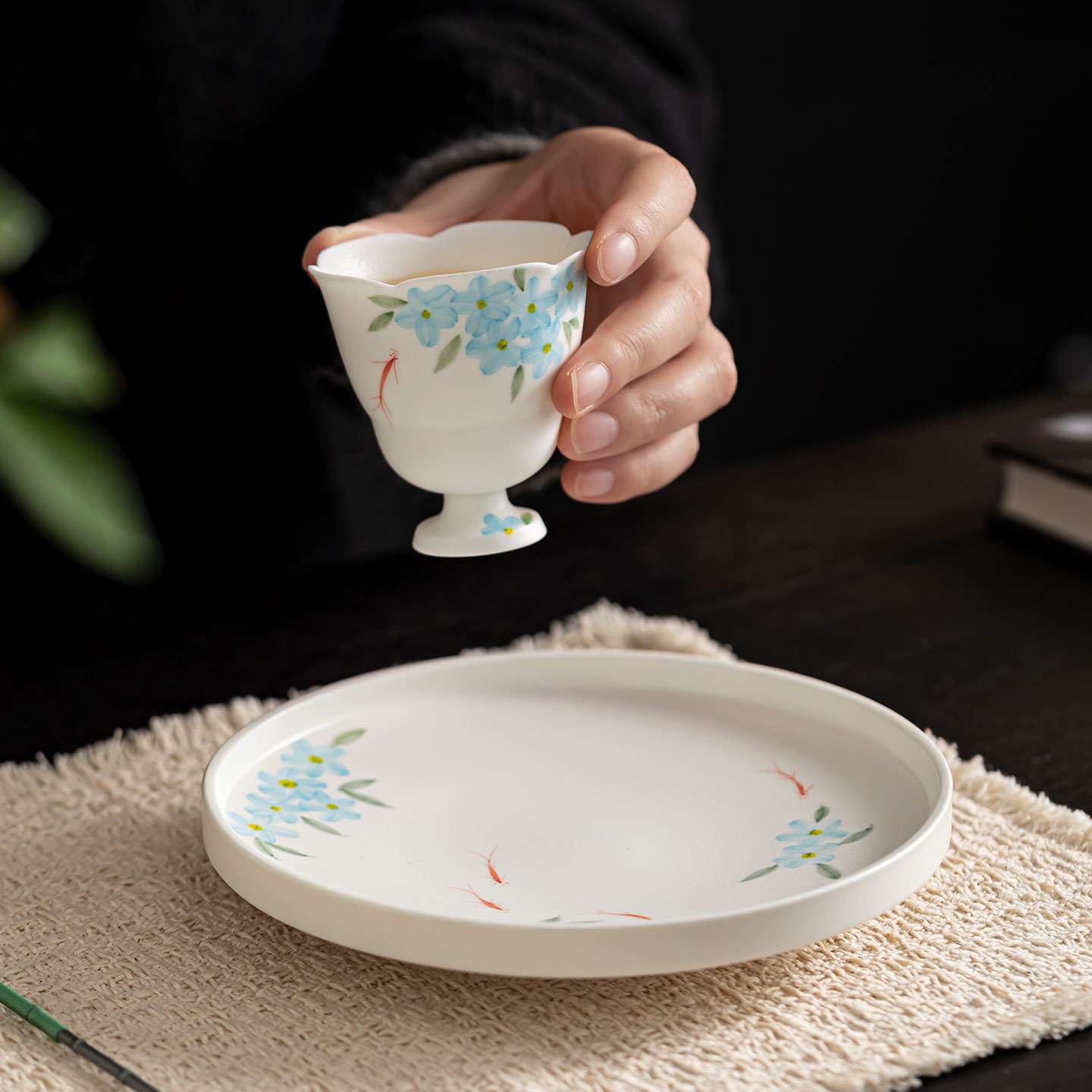 岩矿白手绘花影游鱼茶杯对杯套装陶瓷品茗杯花口杯喇叭杯情侣对杯