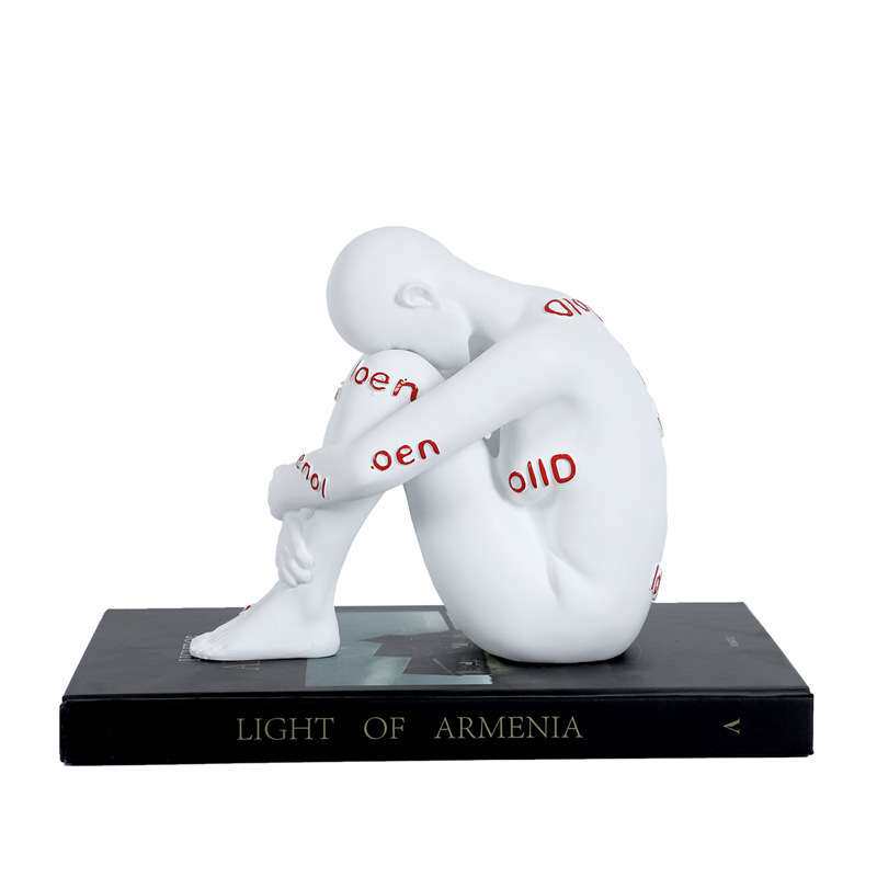 现代意式极简白色抽象字母人物抱膝摆件茶室书房桌面家居装饰摆件