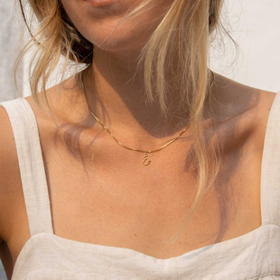 钛钢不掉色项链26个字母项链短款锁骨链轻奢盒子链吊坠电镀浅金色