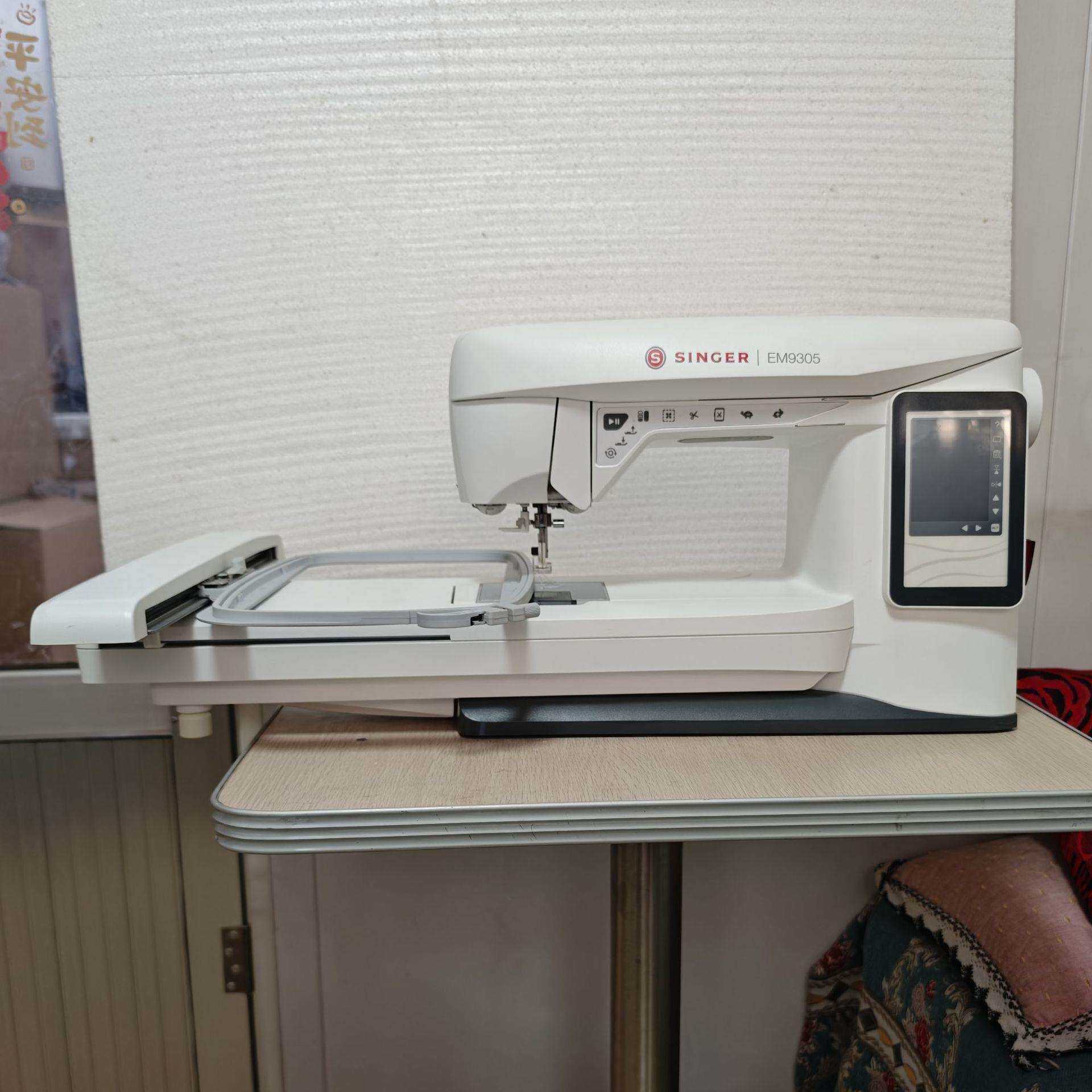 胜家小型电脑缝纫机家用绣花机EM9305全自动电子刺绣一体机SINGER