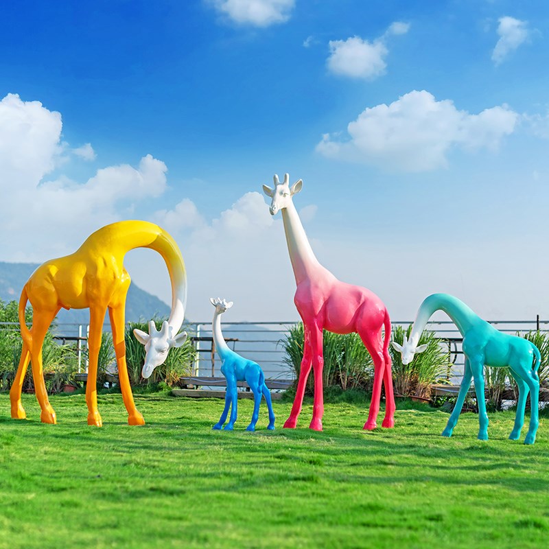 户外彩绘长颈鹿动物摆件玻璃钢雕塑小区幼儿园林景U观落地造景装