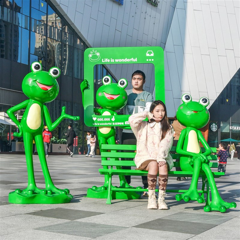 卡通青蛙a模型雕塑牛蛙火锅店户外商场打卡广场迎宾美陈装饰大摆