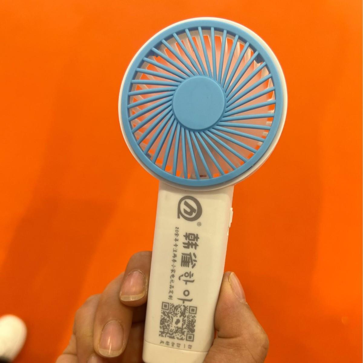 2025新款充电小风扇简约办公室大风力灯光迷你手持风扇桌面便携扇