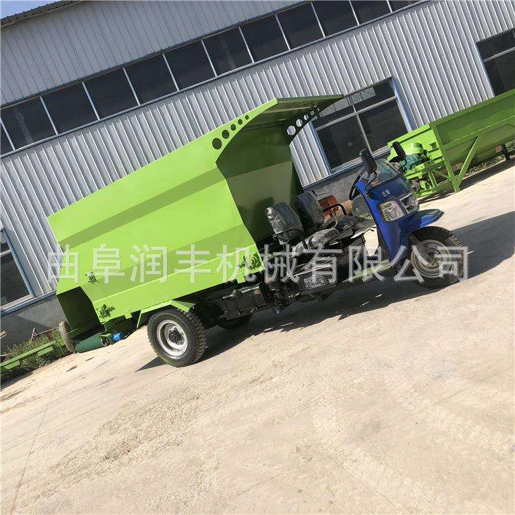 牛羊电动三轮撒料车链条刮板式投喂车养殖牧业五立方抛撒草料车
