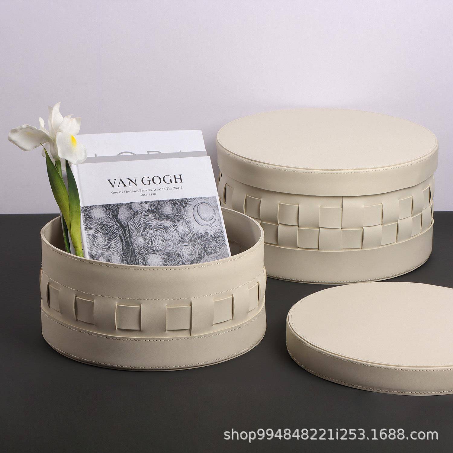 现代简约米白色圆形编织收纳筐轻奢皮革收纳篮卧室家居软装搭配