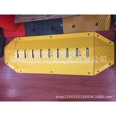 黄色铸钢减速带，485MM单向通行减速带 Tyre Killer