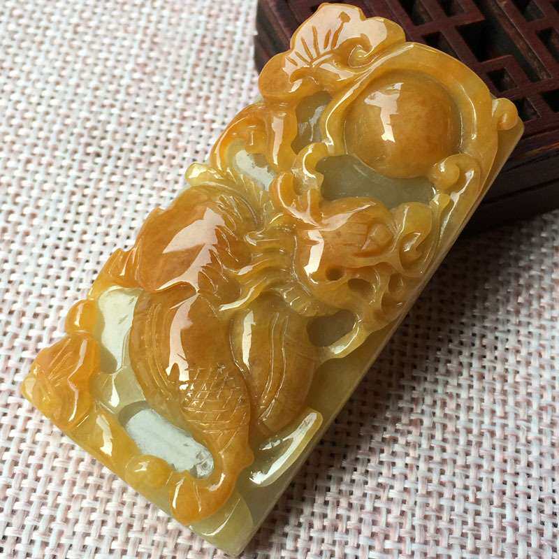 翡翠黄翡麒麟牌,饱满圆润,颜色靓丽,种老水润
