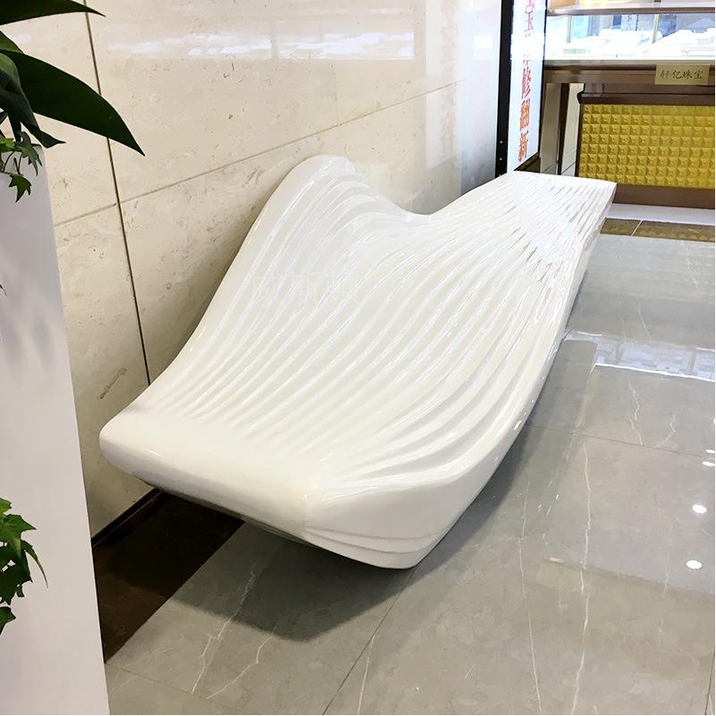 大型商业中心玻璃钢长条休闲椅白色树脂简约异形波浪纹坐凳美陈