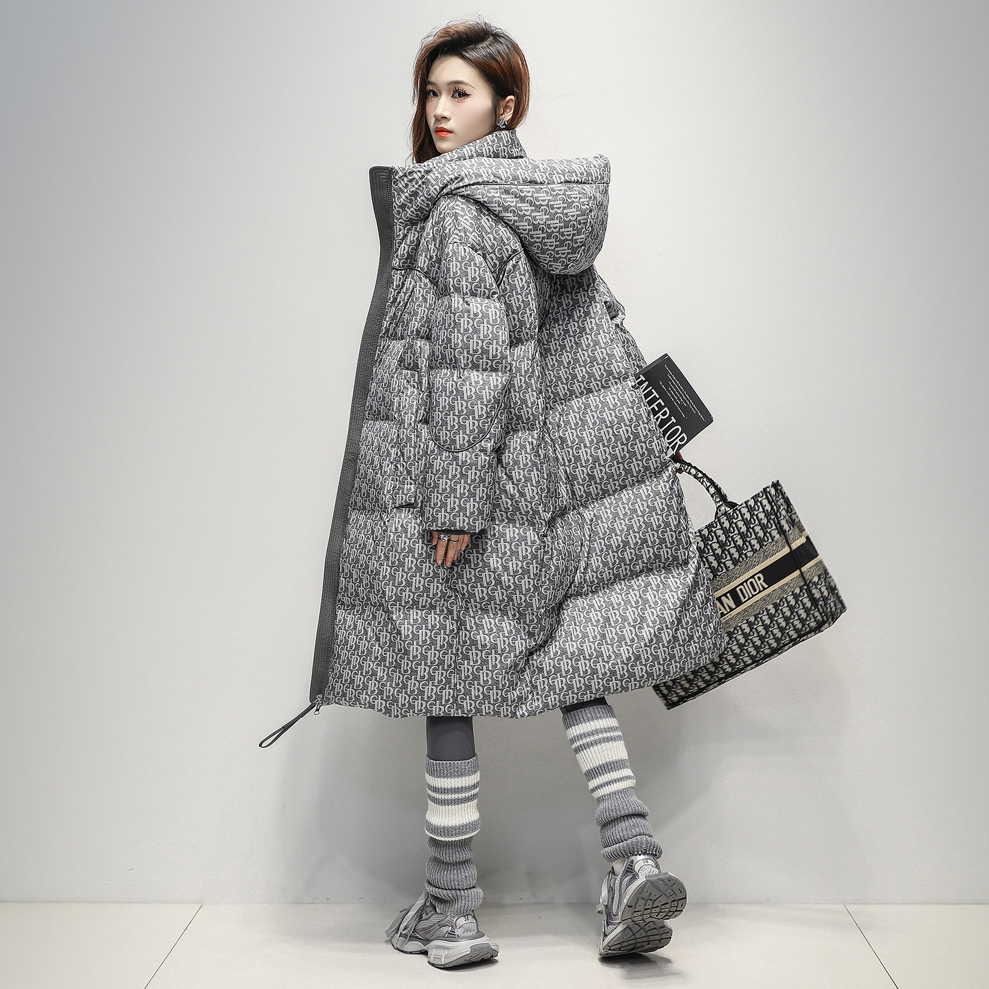 潮牌羽绒服女长款2025冬季新款今年流行爆款过膝连帽宽松加厚外套