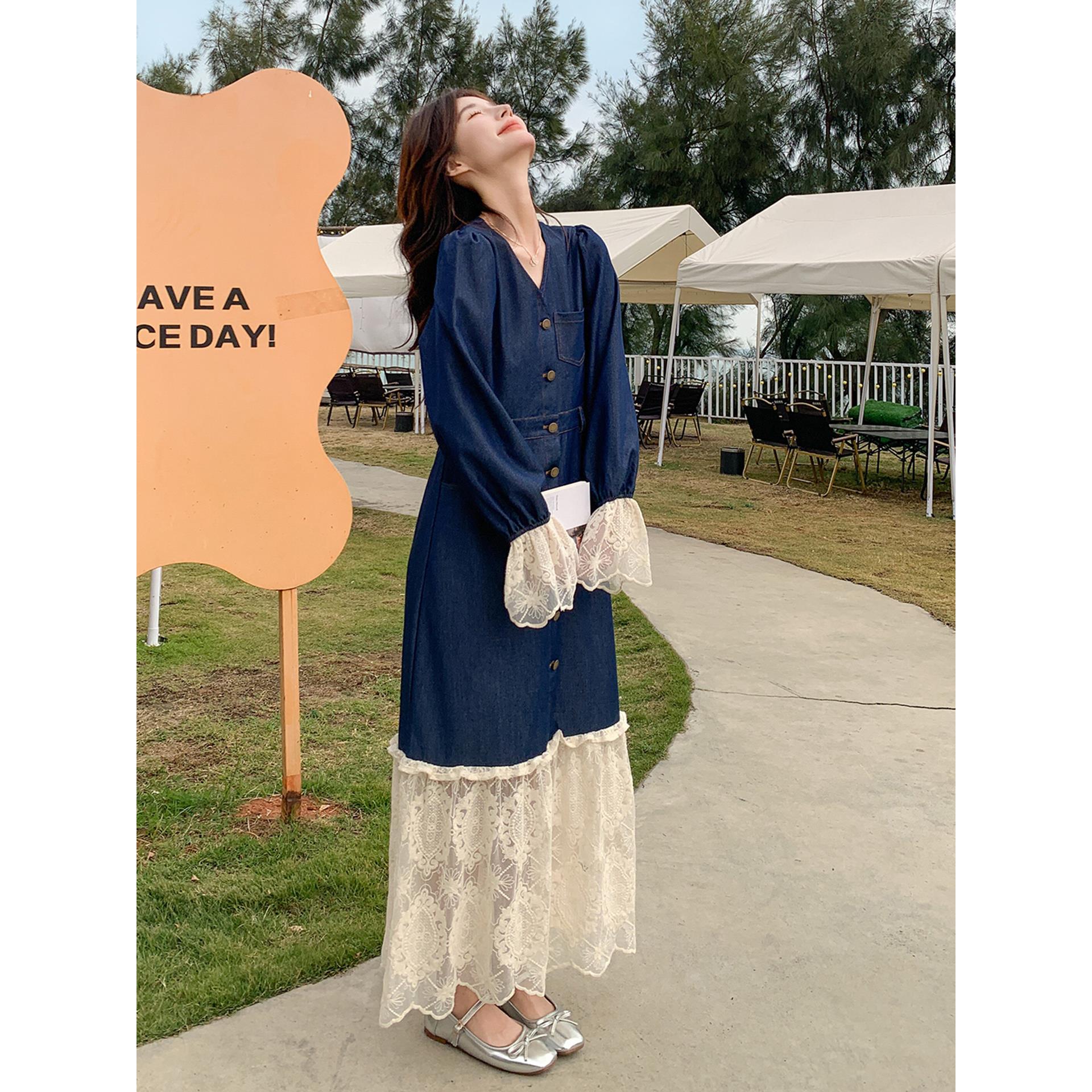 法式蕾丝拼接牛仔连衣裙女2025秋季超好看设计感气质显瘦v领长裙