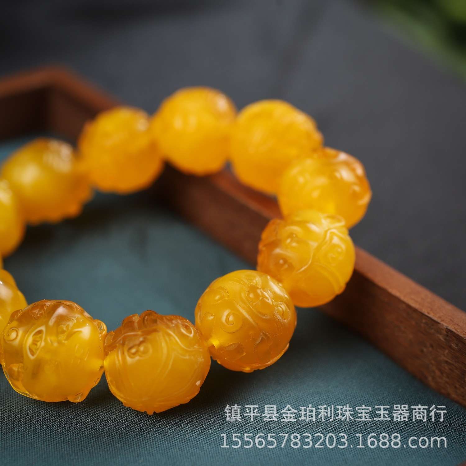 网红直播供货厂家 琥珀蜜蜡貔貅立体雕刻件吊散珠配饰挂件