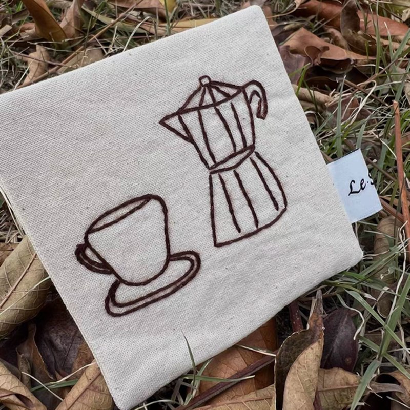 Le serein原创自制手工刺绣杯L垫咖啡壶桌面隔热垫摆拍