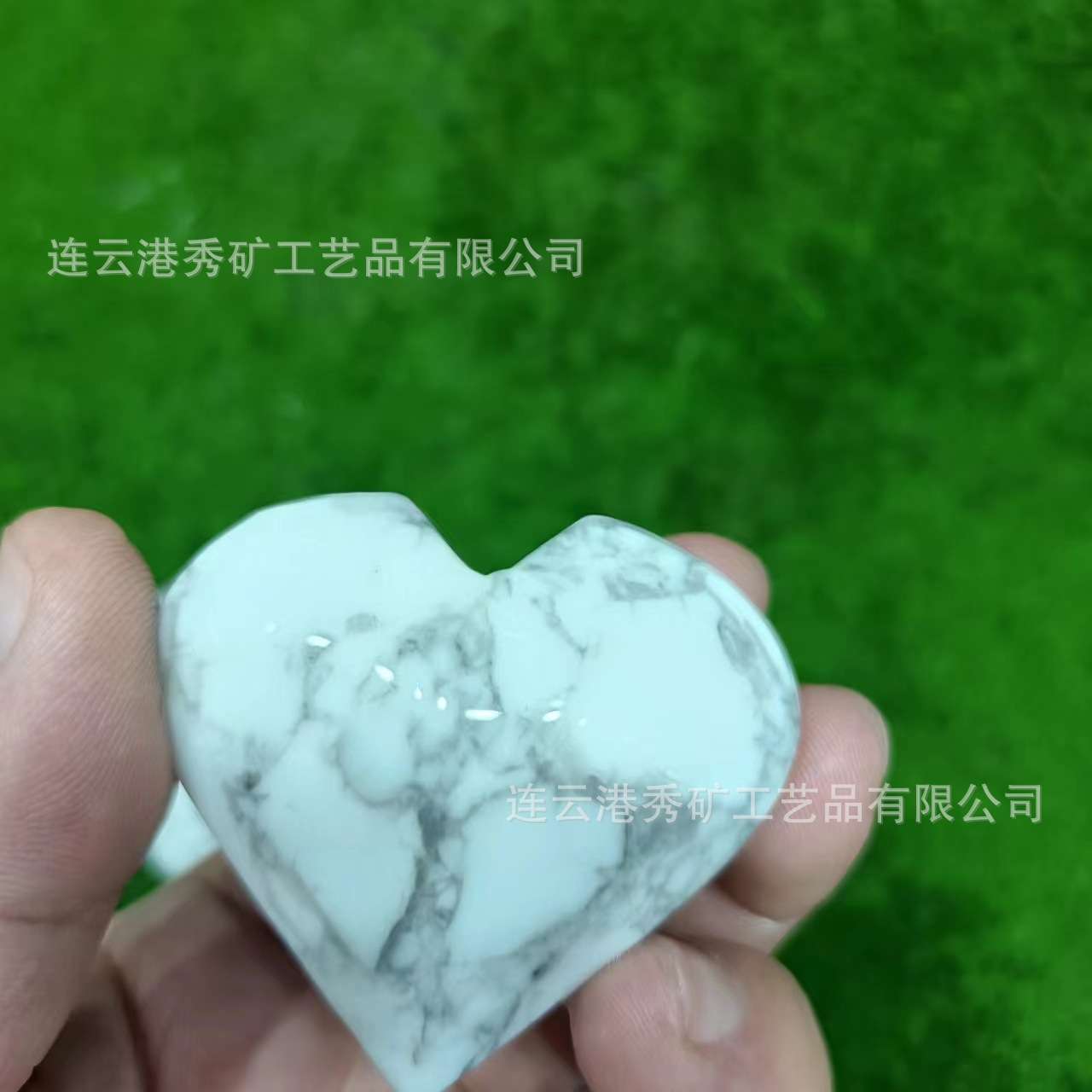 跨境热卖白松石原石打磨爱心形状手把件水晶爱心饰品挂件圣诞装饰