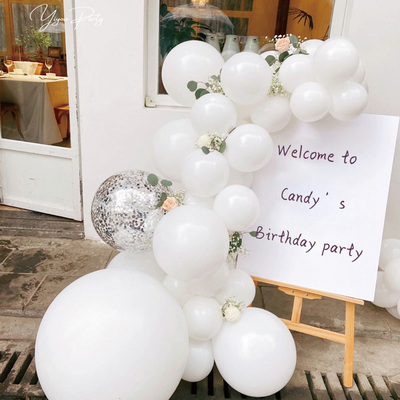 高级订婚宴简约迎宾牌生日指引牌A白色kt板定制布置装饰气球指示