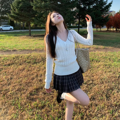 温柔风白色V领麻花针织衫上衣女收腰修身软糯休闲毛衣新款秋冬季