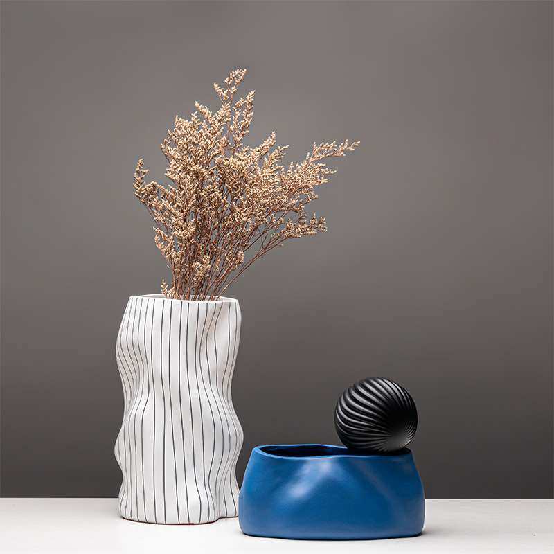 现代北欧皱褶黑白条纹树脂花瓶软装样板间售楼部电视柜蓝色装饰品,3C数码配件,USB灯,淘宝优惠券,粉丝福利购,淘宝优惠卷