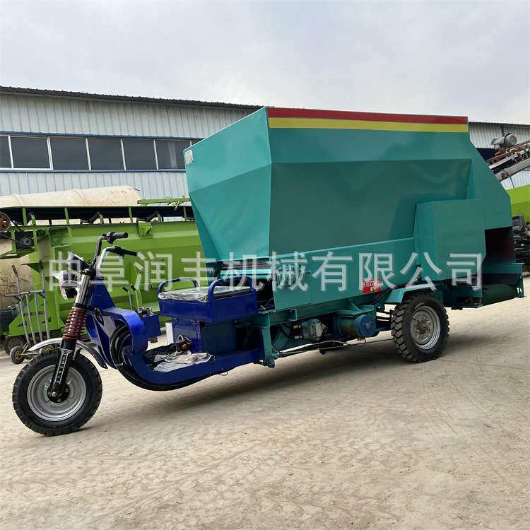 牛羊圈舍三轮喂料机自走式牲畜撒草车双侧出料养殖设备投料车