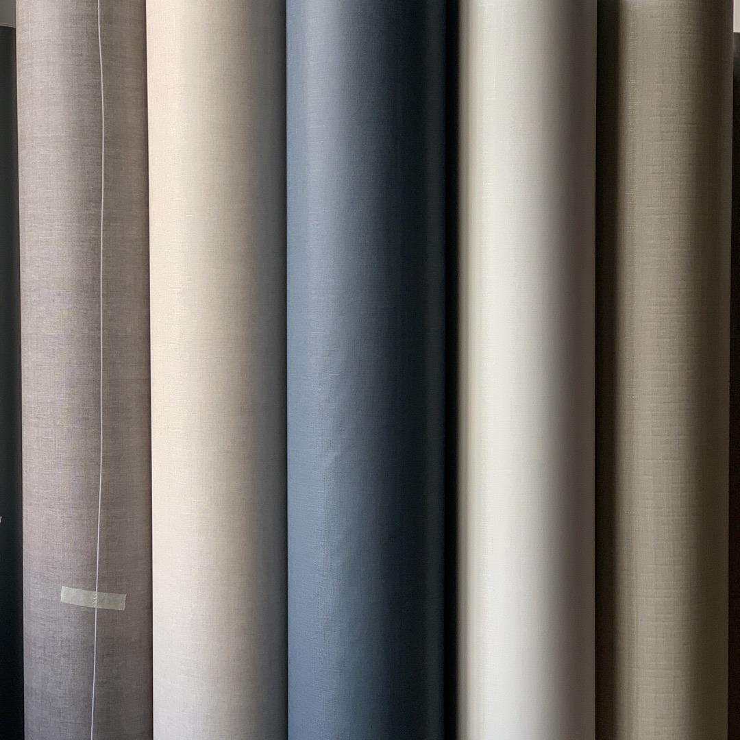 亚光卧室客厅客房麻布纹自粘墙纸壁纸pvc装饰贴膜素色波音软