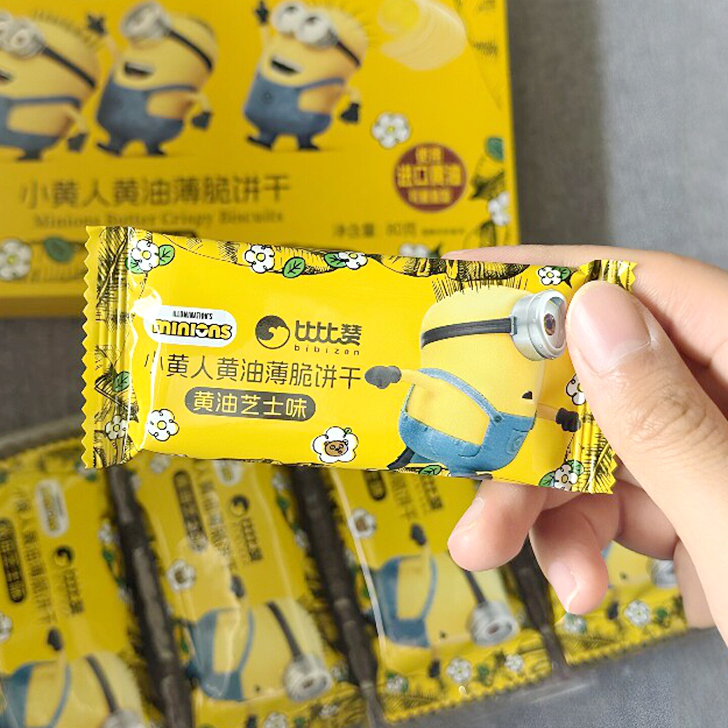 比比赞&Minions小黄人联名黄油薄脆饼干芝士咖啡味休闲儿童零食品