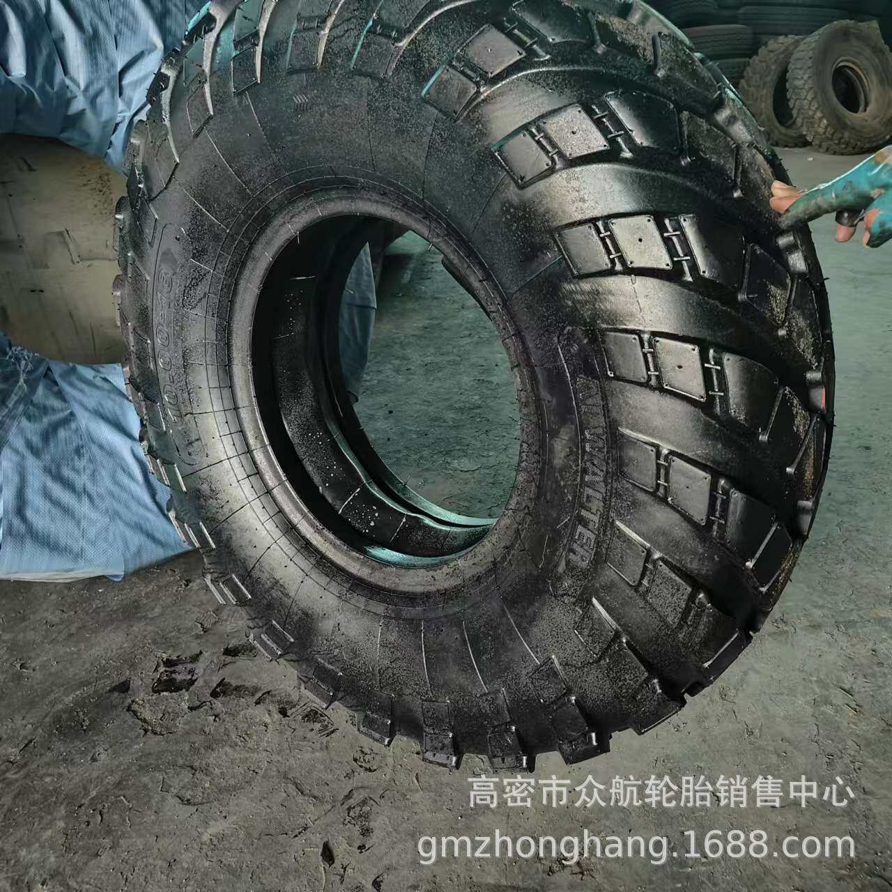 工程机械轮胎 越野车轮胎10.00-18 13.00-18 装甲车轮胎 340-457