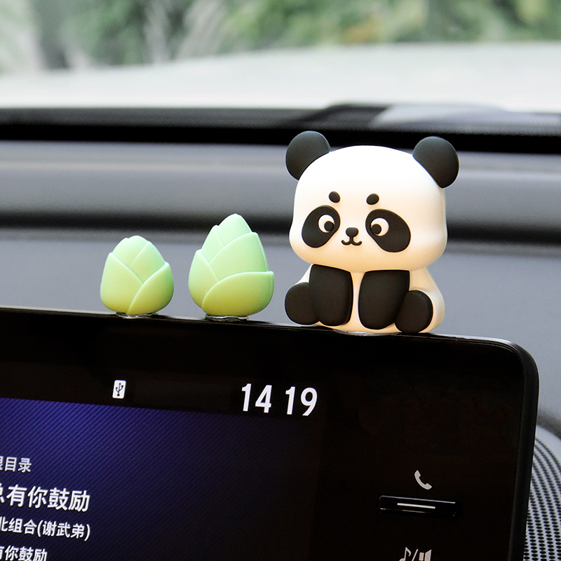 可爱竹笋摆件g汽车中控台显示屏幕坐姿大熊猫动物可爱公仔车载车