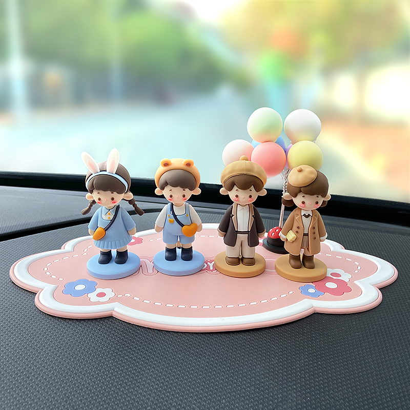 车内饰品摆件2023新款卡通可爱汽车中控台情侣R小人装饰车载好物
