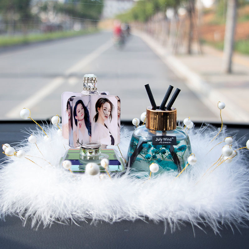 汽车摆件b2021新款创意高档男士网红女神款车载香薰装饰品照片定