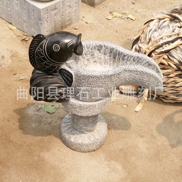 厂家直供石雕小鱼吐水鲤鱼雕塑庭院水池 青石喷水小鱼摆件