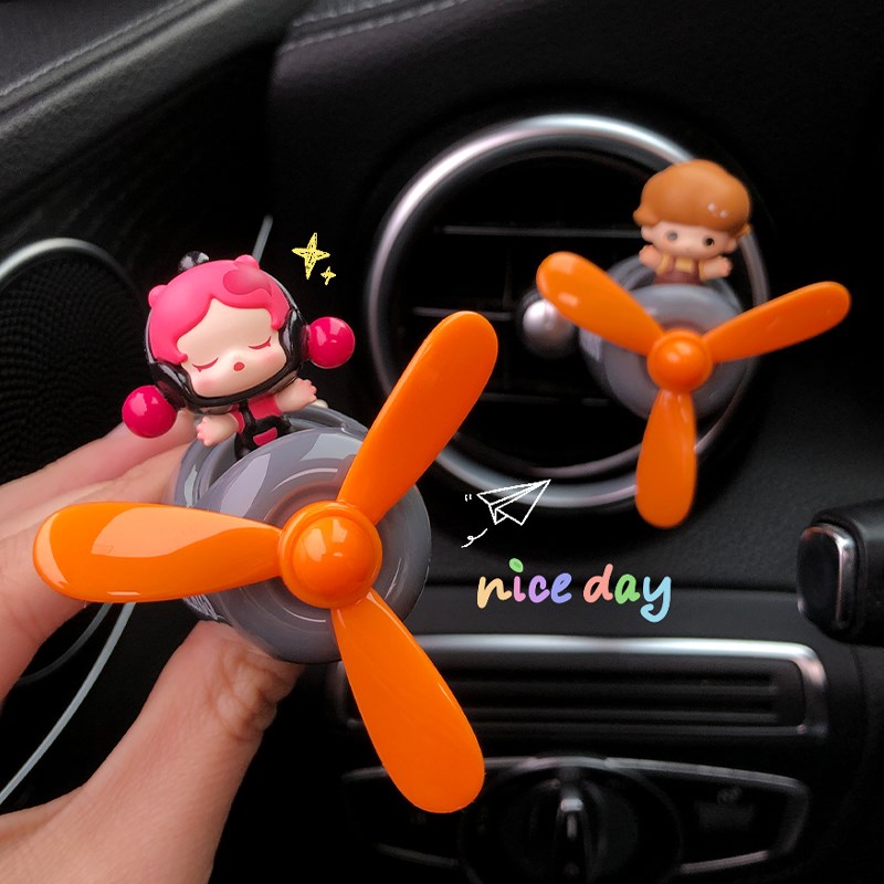 泡泡玛特萌粒飞行员车载r香薰汽车出风口装饰车内饰品摆件高级感