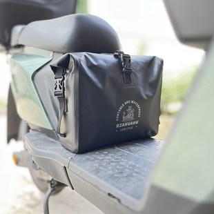 电动车座桶挂包踏板车坐垫前置大容量防水挂物P包雨衣充电器收纳