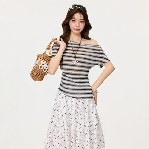 复古黑白条纹斜肩露肩收腰短袖T恤2026春夏新款修身百搭上衣女装