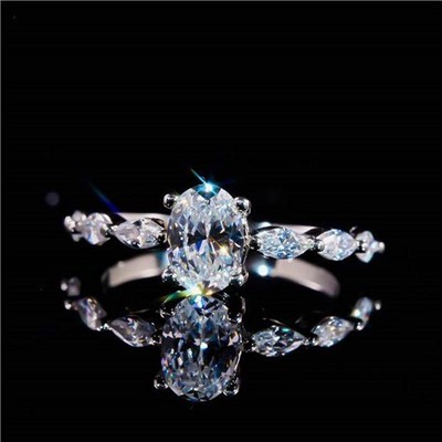 18K铂金镶嵌莫桑石椭圆鸽子蛋马眼戒指1克拉小排钻个性结婚指环女