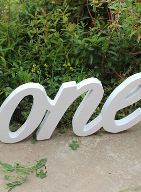 宝宝周岁拍照字母摆件摄影拍照道具字牌定制 ONE连身实木字牌雕刻