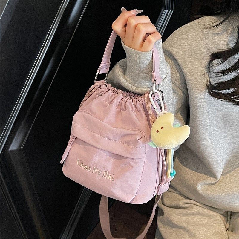 高级感手提小布包女轻便抽绳水桶包 2025新款简约通勤斜挎手机包,箱包皮具/热销女包/男包,水桶包,淘宝优惠券,粉丝福利购,淘宝优惠卷