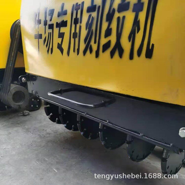600型宽牛场用自行走刻槽机养殖场牛场地面进行刻纹作业的机械