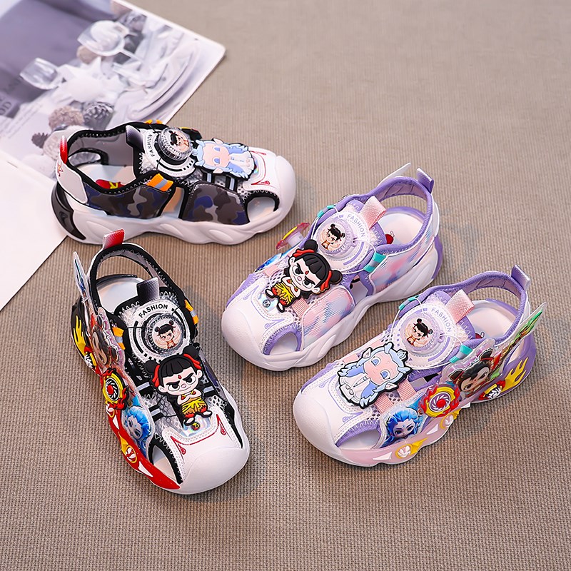 哪吒男童凉鞋2025新款夏季帅气亮灯软底儿童运动沙滩凉拖男孩大童