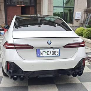 四出尾嘴装 适用于2 宝马系394后唇i5尾喉G60装 现款 饰5黑化套 4改款