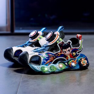 防踢男童凉鞋闪灯哪吒包r头凉鞋男孩纽扣鞋夏季2025新款男宝亮灯