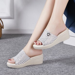 夏女时尚 2025款 C松糕底妈妈拖鞋 外穿软底防滑一字 中跟软皮凉拖鞋