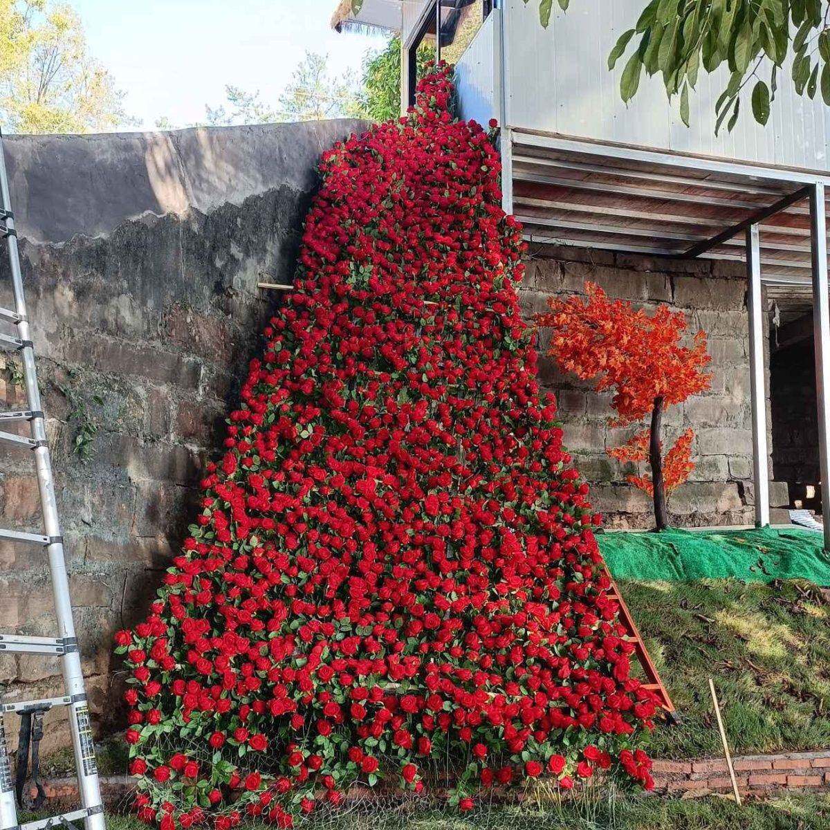 玫瑰花瀑布背景装饰布置商场引流打卡婚庆情人节花墙绢花植绒雏菊