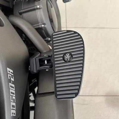 黑改装后5050脚0脚踏板奔达加大黑加宽旗前加大搁脚踏板0旗蹬脚踏