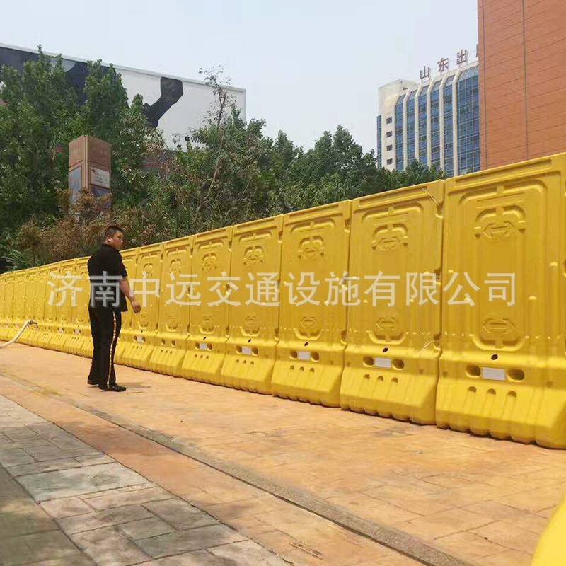 青岛纯原料注水围挡厂家采用耐寒耐热高密度聚乙烯塑料 水马围挡