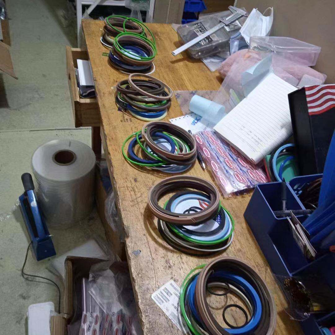挖掘机XYK30大5LC-7油缸修理,臂中臂小R臂包油缸总成油封