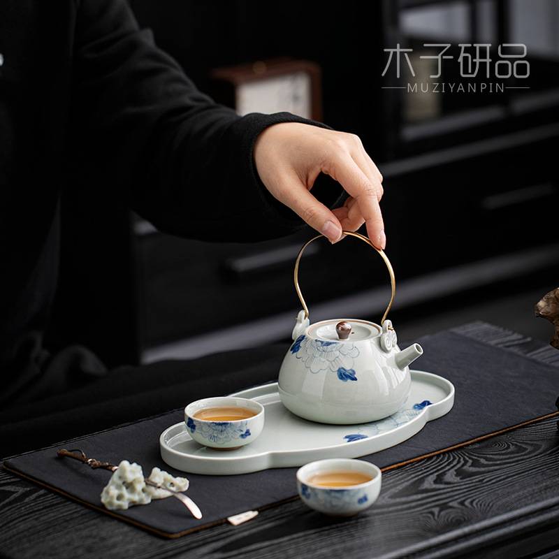 复古青花提梁壶釉下彩牡丹茶壶陶瓷家用带过滤茶水壶餐厅用花茶壶