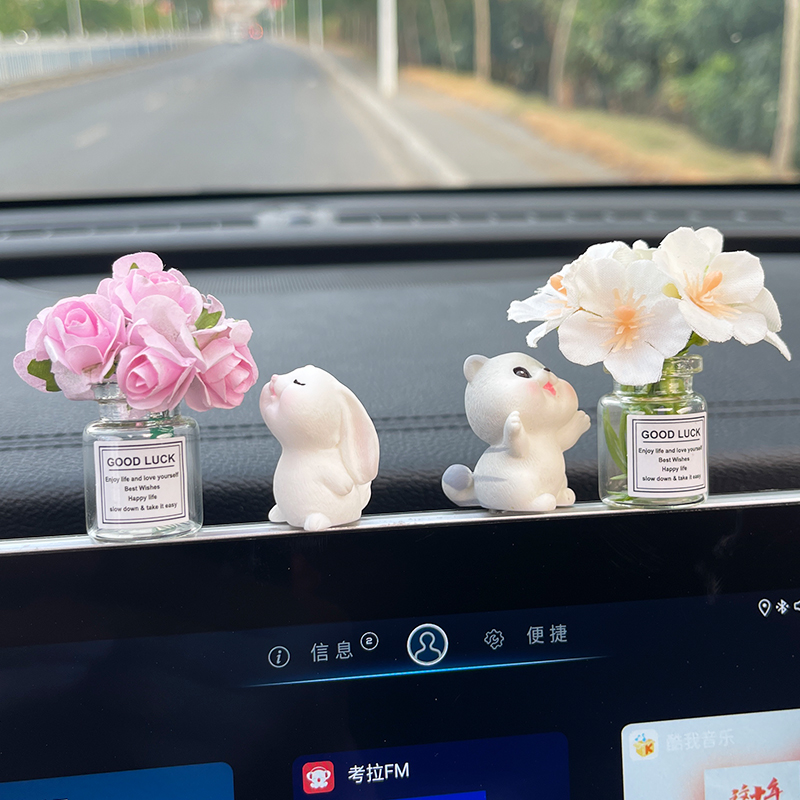 闻花兔子汽车内饰品摆件可爱卡通A公仔中控台导航屏幕车载装饰用