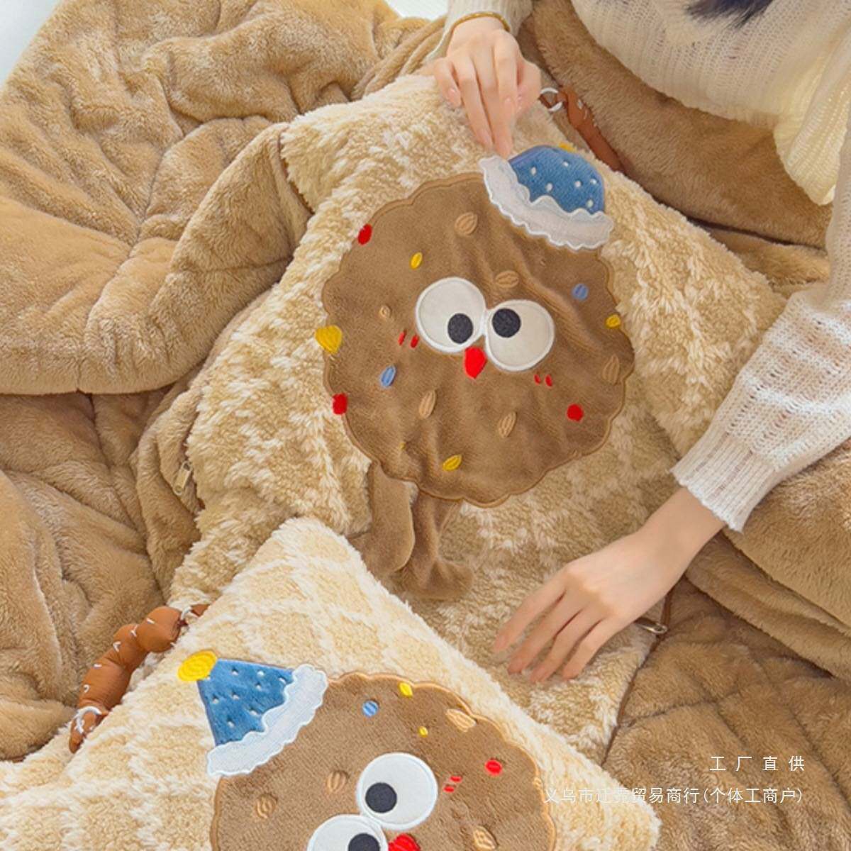 加厚保暖卡通可爱抱枕被子两用二合一毛毯车载靠垫办公室午休新款