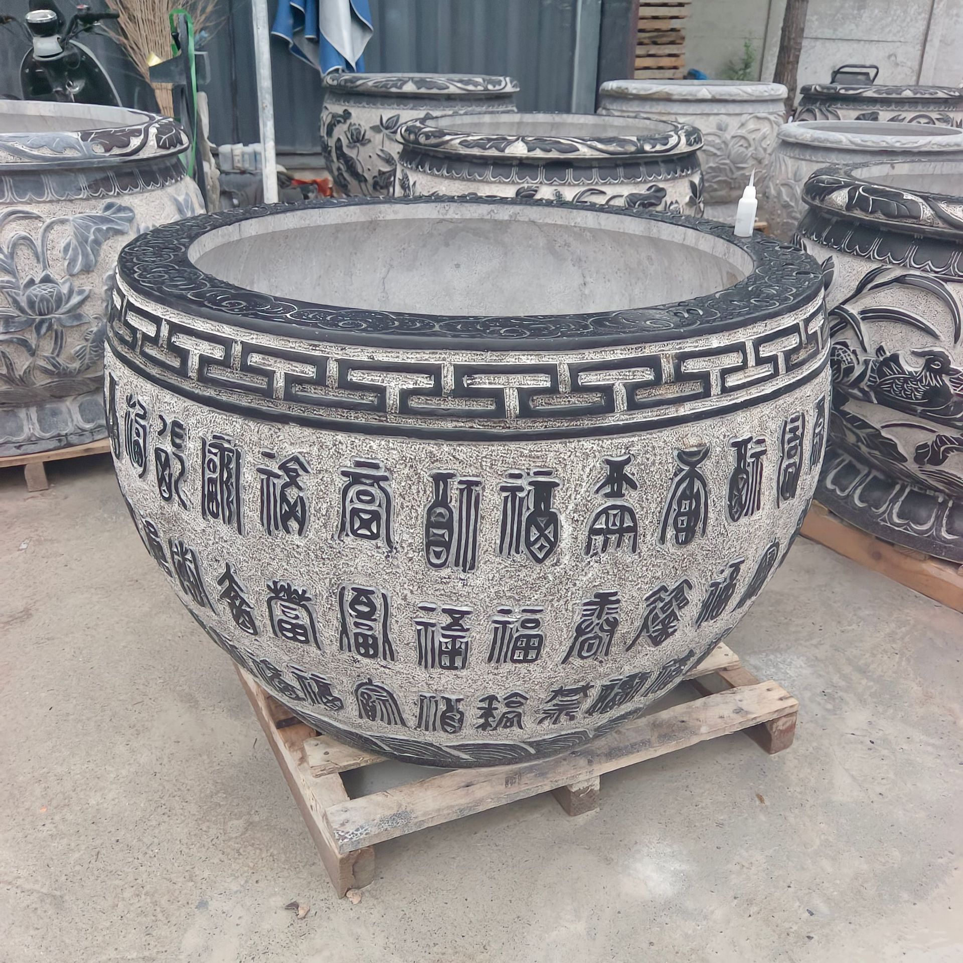 石雕圆缸青石水缸庭院养鱼池水槽仿古销售圆形石缸院子养鱼池
