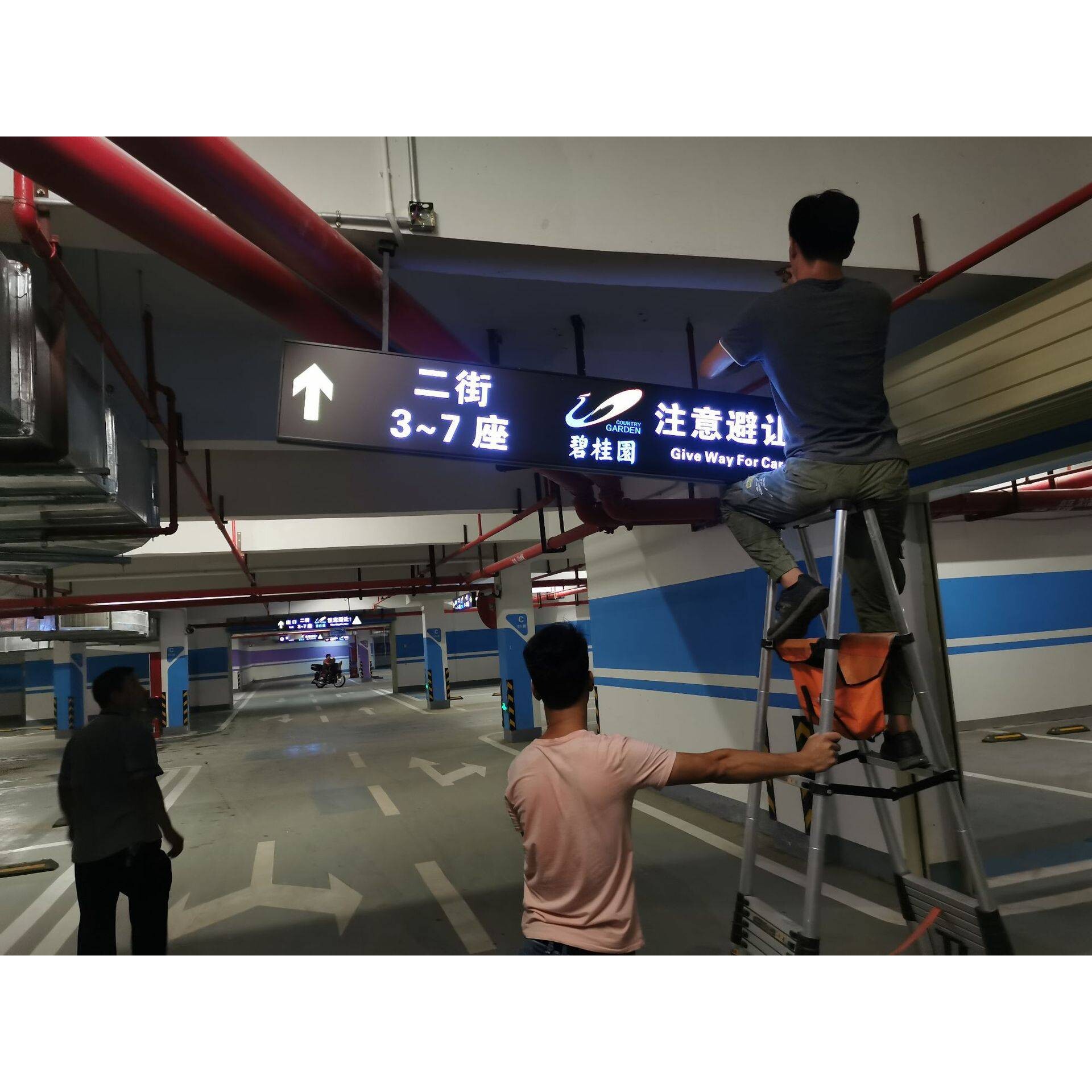 地下车库双面发光指示牌吊牌灯箱广告牌LED发光字候车亭标识标牌